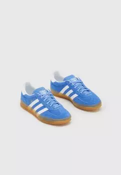 Низкие кроссовки GAZELLE INDOOR adidas Originals, blue fusion cloud white gold металлик