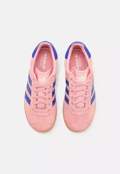 Низкие кроссовки Gazelle Unisex adidas Originals, полурозовый искрящийся/ярко-синий