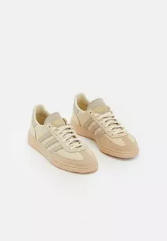 Низкие кроссовки Handball Spezial Unisex adidas Originals, цвет cream white/wonder beige/magic beige