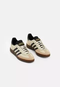 Низкие кроссовки Handball Spezial Unisex adidas Originals, цвет core black/magic beige