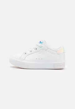 Низкие кроссовки Powercourt Infant Elastic Laces Unisex Lacoste, цвет white/light pink