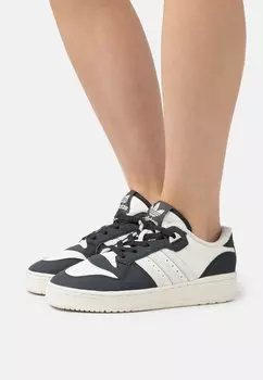 Низкие кроссовки RIVALRY adidas Originals, карбон/облачно-белый