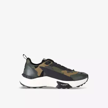 Низкие кроссовки True Act с фирменным принтом и камуфляжной сеткой Valentino Garavani, хаки
