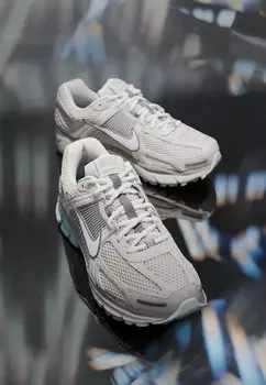 Низкие кроссовки Zoom Vomero 5 Se Unisex Nike, цвет light orewood brown/dark stucco/light pumice/sail/baroque brown