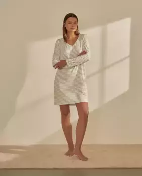 Ночная рубашка с длинными рукавами и V-образным вырезом nfasis, белый