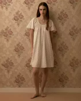 Ночная рубашка с маленьким цветком Sfera, цвет Crudo