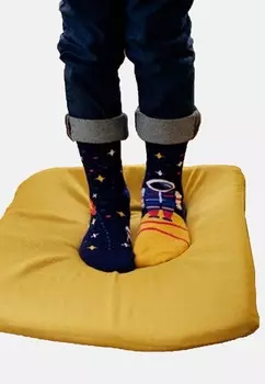 Носки 1 PAAR MIT 2 UNTERSCHIEDLICHEN DESIGNS, MOTIV: ASTRONAUT Dedoles, мультиколор