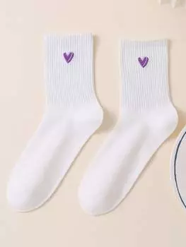 Носки Duchess Plum длиной до середины икры с милым узором в виде сердечек идеально подходят для повседневного ношения, белый цвет