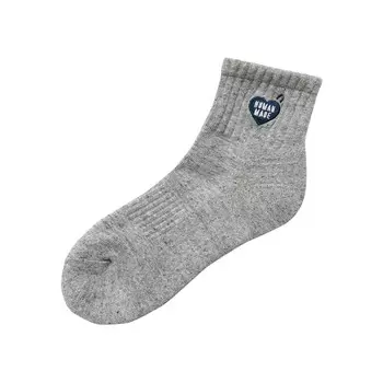 Носки с коротким ворсом, сделанные человеком, серые