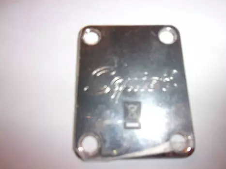 Новинка с защитной пластиковой хромированной пластиной для грифа Squier от Fender Telecaster Stratocaster P & Jazz Bass и т. д. 099-1448-100 Vintage-Style 4-Bolt Logo Neck Plate
