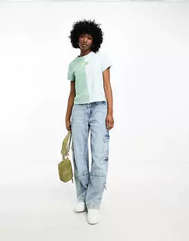 Объемная футболка Levi's с небольшим логотипом в виде крыльев летучей мыши зеленого/синего цвета.