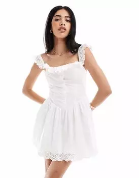Объемное мини-платье Bershka белого цвета с лазерной оборкой