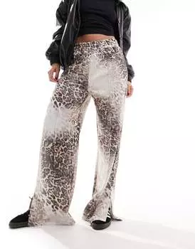 Объемные джоггеры с леопардовым принтом ASOS