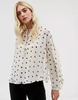 Объемный топ с длинными рукавами и завязывающимся воротником ASOS DESIGN с принтом в виде сердечек