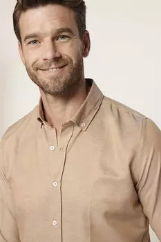 Облегающая хлопковая простая мужская рубашка песочного цвета, которую легко гладить TUDORS