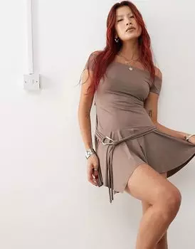 Облегающее асимметричное мини-платье с открытыми плечами и поясом коричневого цвета Edikted