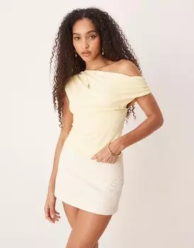 Обтягивающий трикотажный топ Gina Tricot на одно плечо со сборками, желтого цвета