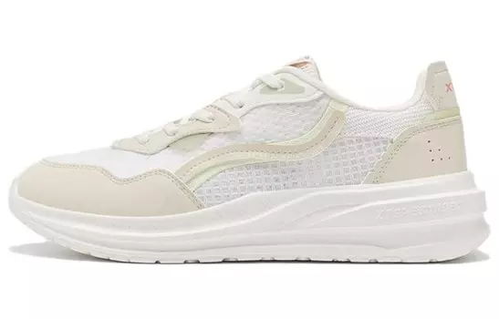 Обувь для образа жизни женская с низким верхом цвета молочный чай белый Xtep