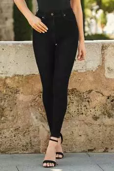 Очень удобные эластичные джинсы облегающего кроя Sosandar, черный