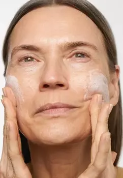 Очищение лица CHECKS AND BALANCES™ FROTHY FACE WASH Origins