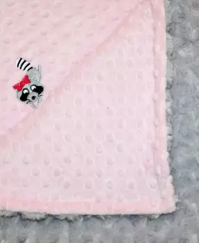 Одеяло Minky для девочки с вышитым енотом Lil' Cub Hub, розовый