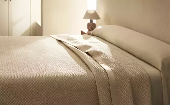 Одеяло с геометрическим эффектом Zara Home, бежевый