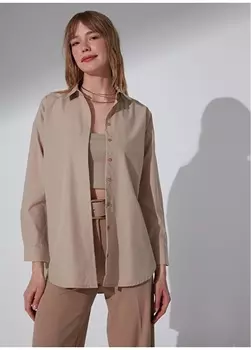 Однотонная бежевая женская блузка с рубашечным воротником NGSTYLE