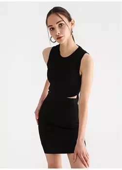 Однотонное черное женское платье длиной выше колена с круглым вырезом Black On Black