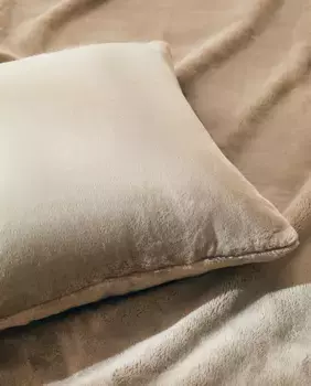 Однотонный чехол на подушку из искусственного меха Zara Home, цвет Pearl Marl