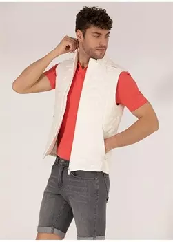 Однотонный мужской жилет цвета экрю Pierre Cardin