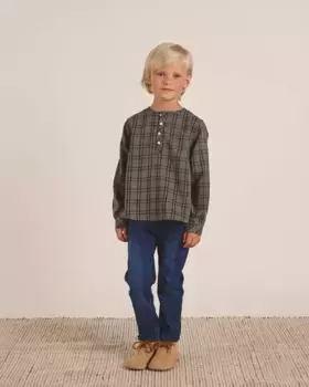 Оливково-зеленая рубашка с длинными рукавами для мальчика в темно-синюю клетку Dadati