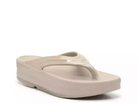 OOFOS Вьетнамки на платформе OOmega — женские, бежевые