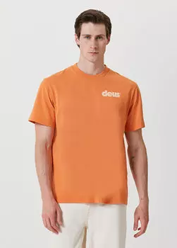 Оранжевая футболка с логотипом Deus Ex Machina