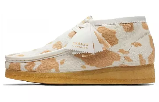 Оригинальные женские ботинки Wallabee с принтом коровы и загаром Clarks