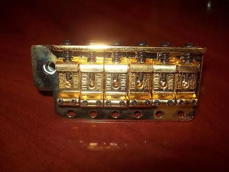 Оригинальный блок тремоло Strat Fender Classic Series, GOLD, 005-3275-000