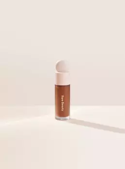 Осветляющий консилер Liquid Touch Rare Beauty, цвет 450n/medium deep with neutral peach undertones