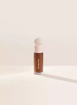 Осветляющий консилер Liquid Touch Rare Beauty, цвет 490c/medium deep with cool peach undertones