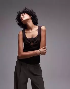 & Other Stories топ без рукавов из ребристого трикотажа коричневого цвета с металлической декоративной застежкой