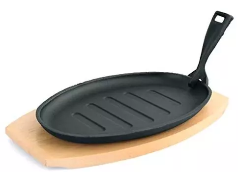 Овальная чугунная сковорода с деревянной подставкой и ручкой TAMLED