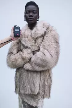 Пальто из искусственного меха ZARA, экрю