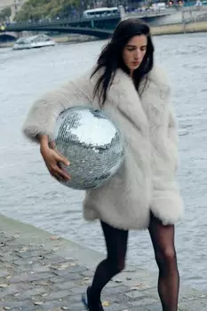 Пальто из искусственного меха ZARA, экрю