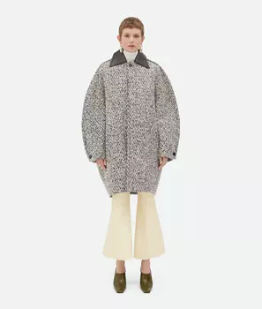 Пальто из шерсти букле с шевроном Bottega Veneta, бежевый/угольный