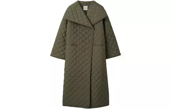Пальто Toteme с ромбовидной стежкой из переработанного полиэстера, желто-зеленый