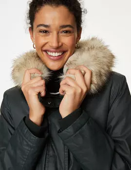 Парка Stormwear с капюшоном и подкладкой из вощеного искусственного меха Marks & Spencer, темно-зеленый