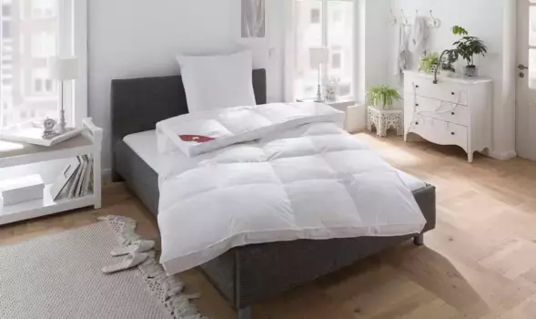 Перьевое одеяло RIBECO "Эмили", теплое, наполнитель 80% перо и 20% пух, чехол 100% хлопок, (1 шт.), очень высокая внешняя планка для большого объема 155х220 см, белый