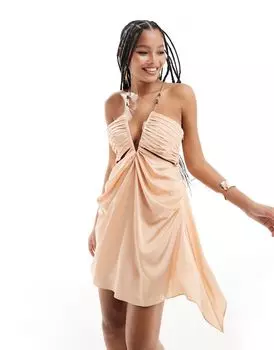 Персиковое атласное платье мини с глубоким вырезом и золотой цепочкой ASOS DESIGN