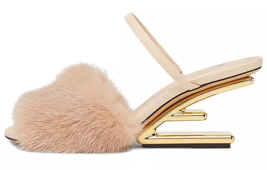 Первые шлепанцы женские Fendi