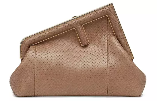 Первые сумки через плечо FENDI
