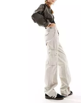 Песочные брюки-карго с заниженной талией и множеством карманов Bershka