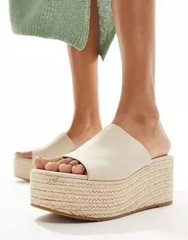 Песочные плетеные сандалии на платформе Bershka